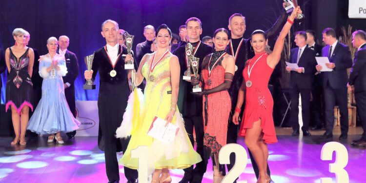 Ponad 200 par na parkiecie