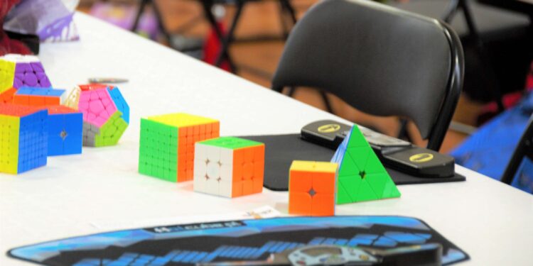 Układali kostkę Rubika