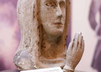 Głowa i dłoń Matki Bożej