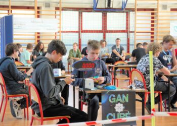 Układali kostkę Rubika