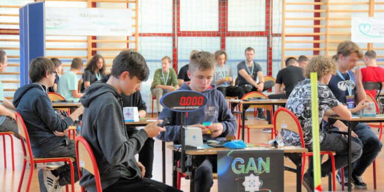 Układali kostkę Rubika