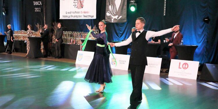 Ponad 200 par na parkiecie