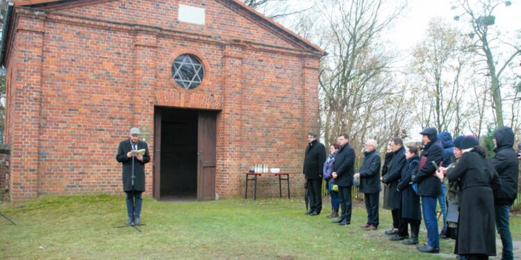 Cmentarz żydowski z kodem QR