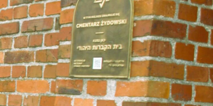 Cmentarz żydowski z kodem QR