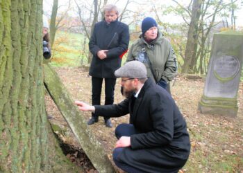 Cmentarz żydowski z kodem QR