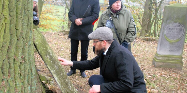 Cmentarz żydowski z kodem QR