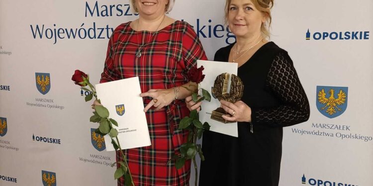 Dyrektorka dobrodzieńskiego domu kultury Agnieszka Hurnik (z lewej) odebrała nagrodę za „Zeszyty Dobrodzieńskie”. Nagrodę odebrała również rękodzielniczka Beata Kupiec.