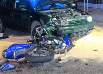 Nieletni motocyklem uderzył w osobówkę