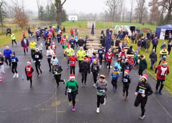 Mikołaje, skrzaty, a nawet choinki na starcie