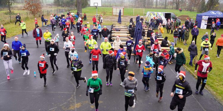 Mikołaje, skrzaty, a nawet choinki na starcie