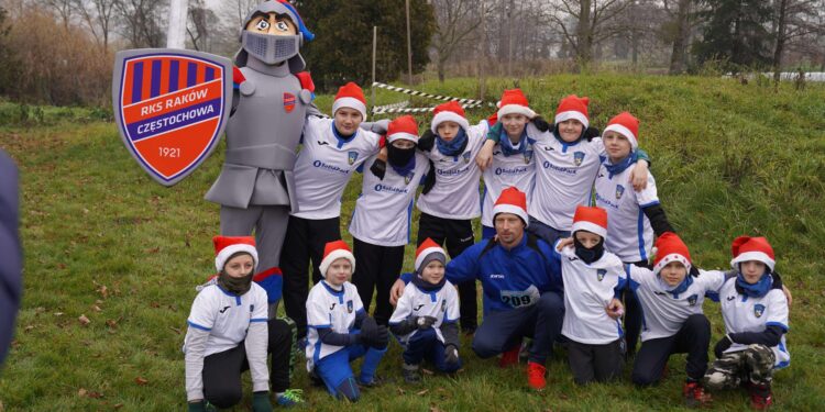 Mikołaje, skrzaty, a nawet choinki na starcie