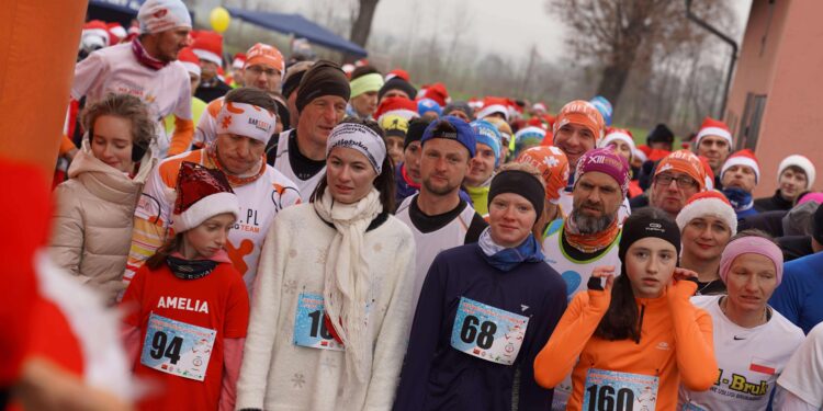 Mikołaje, skrzaty, a nawet choinki na starcie