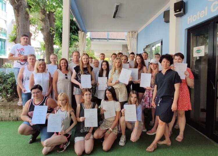 Każdy uczeń biorący udział w Erasmusie+ na koniec dostaje certyfikat. To gruba, która była w Rimini we Włoszech.