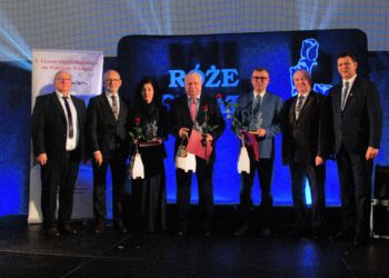 Starosta dzielił różami