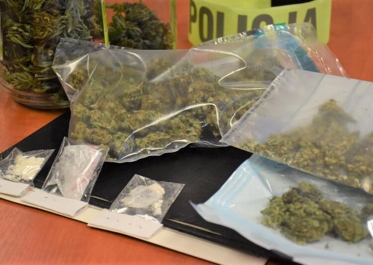 Policjanci zabezpieczyli ponad pół kilograma marihuany, kilka porcji amfetaminy oraz młynki i elektroniczną wagę.