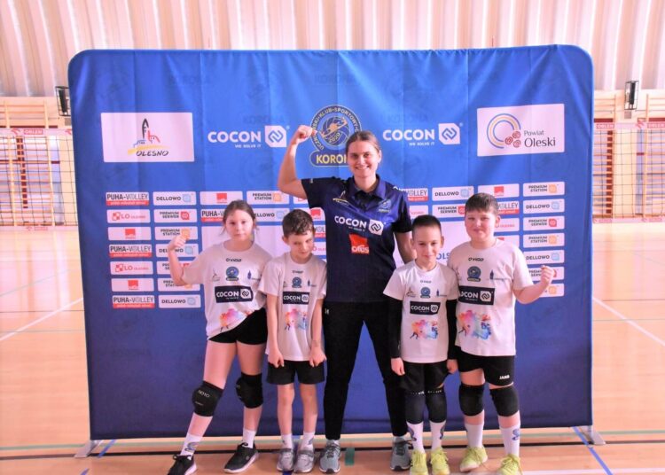 Trenerka Aleksandra Brzęczek jest dumna z postawy i zaangażowania swoich podopiecznych z UKS-u Korona Olesno. Na zdjęciu z reprezentantami klubu w finale „Opolskich Singli”.