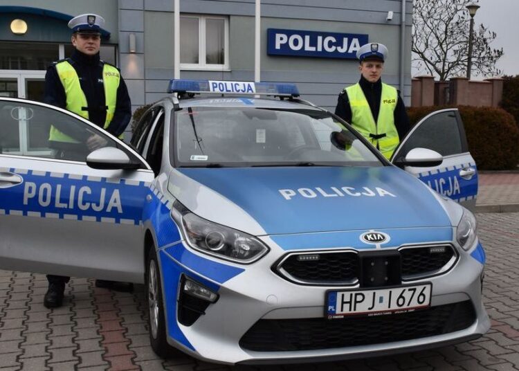 Policjanci Łukasz Bednarz (z lewej) i Bartosz Piśniak eskortowali samochód do szpitala, gdzie kobieta otrzymała pomoc.