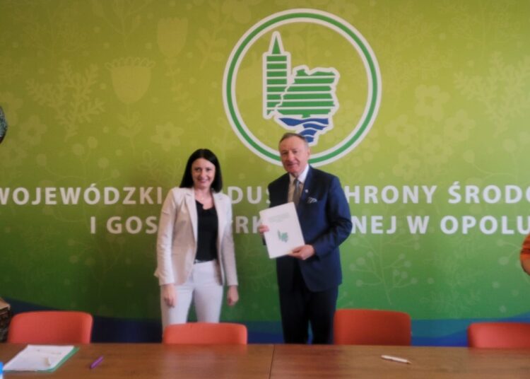 W Opolu burmistrz Sylwester Lewicki podpisał umowę na realizację Programu „Ciepłe Mieszkanie”, który zakłada wymianę kopciuchów”.