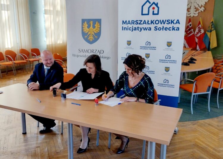 W imieniu gminy Rudniki umowę podpisały panie - wicewójt Anna Sekienda i skarbniczka Beata Wolf-Morawiak.