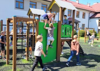 Za szczepienia – place zabaw i tężnia