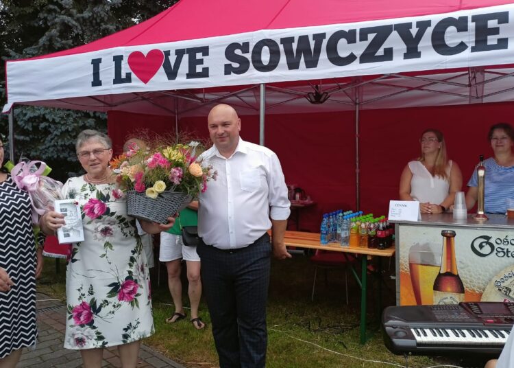 W imieniu całej społeczności Sowczyc pani Brygidzie za 50-letnią posługę gry na kościelnych organach podziękowali radny Klaudiusz Małek i sołtys Sowczyc Grażyna Maleska.