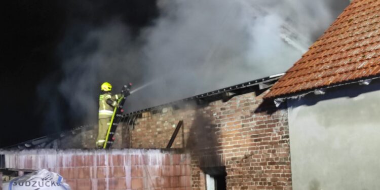 Całonocna walka z pożarem