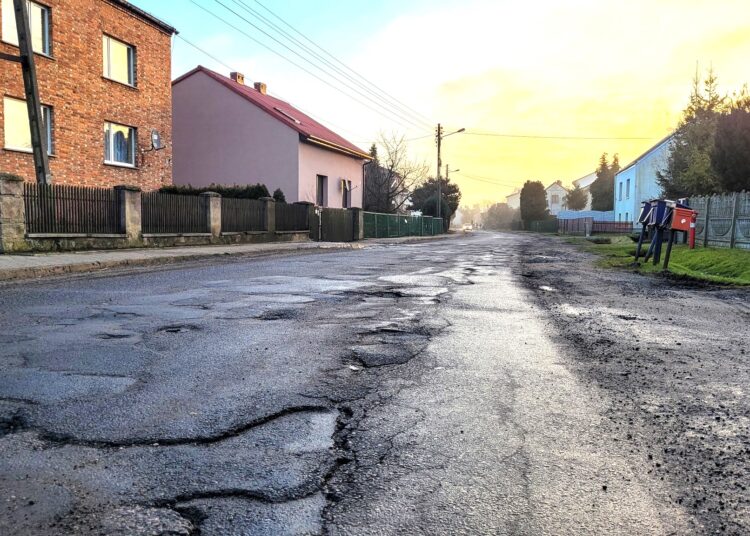 Po wielu latach mieszkańcy Żytniowa doczekali się remontu drogi.
