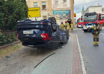 Kolizja i dachowanie w pobliżu rynku w Oleśnie
