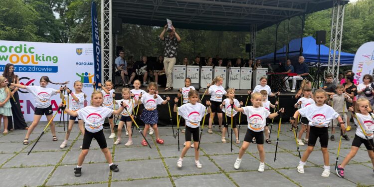 Muzycznym Krokiem z kijkami nordic walking