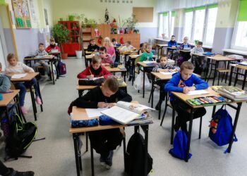 Zakaz telefonów i zmiany na stołówkach. Co czeka szkoły od 1 września?