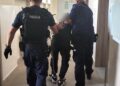 Celował w policjanta przedmiotem przypominającym broń