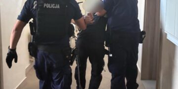 Celował w policjanta przedmiotem przypominającym broń