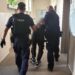 Celował w policjanta przedmiotem przypominającym broń