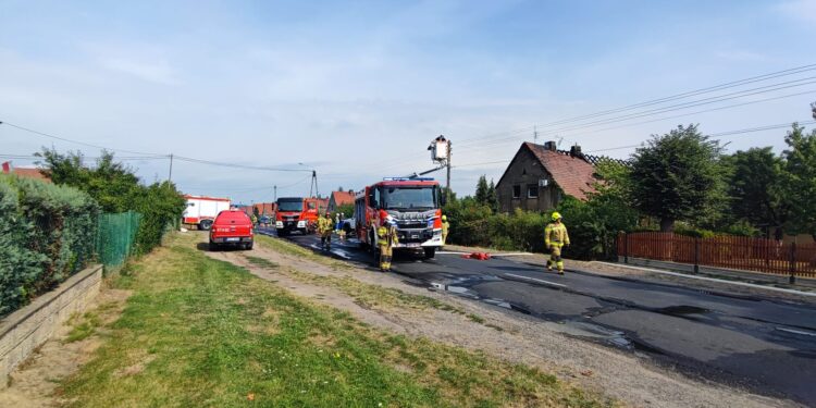 W Gorzowie Śląskim pali się budynek mieszkalny i przylegający do niego gospodarczy