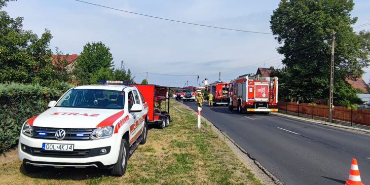 W Gorzowie Śląskim pali się budynek mieszkalny i przylegający do niego gospodarczy
