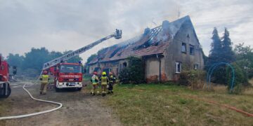 W Gorzowie Śląskim pali się budynek mieszkalny i przylegający do niego gospodarczy