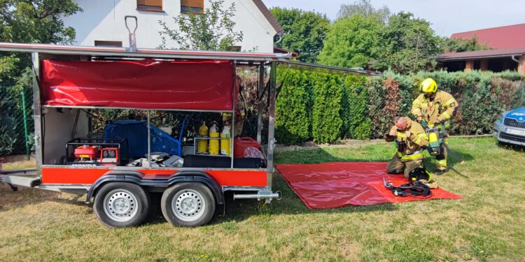 W Gorzowie Śląskim pali się budynek mieszkalny i przylegający do niego gospodarczy