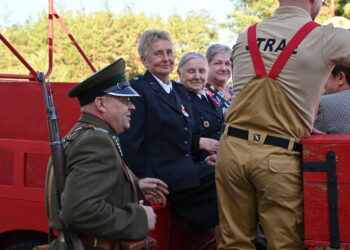 Dzielne strażaczki na muralu